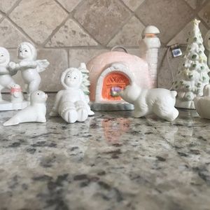 Winter Pals Snow Figurines with light-up Igloo